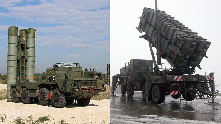 Hệ thống phòng không S-400 (trái) và 'kình địch' Patriot của Mỹ (phải)