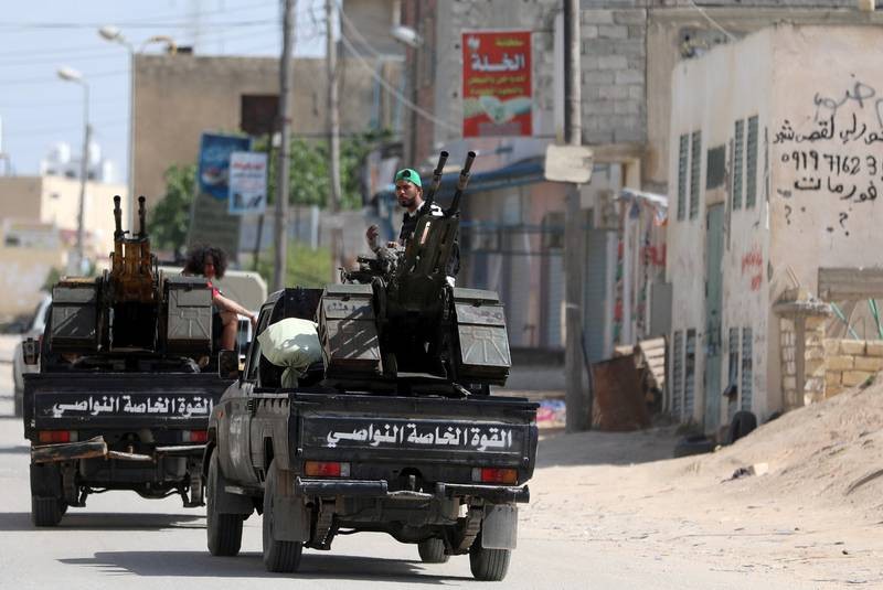 Binh sĩ quân đội chính phủ Libya ở thủ đô Tripoli trên những chiếc xe vũ trang