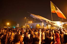 Người biểu tình Sudan ăn mừng sau khi Bộ trưởng Quốc phòng nước này từ chức Chủ tịch Hội đồng Quân sự chuyển tiếp, đồng tời yêu cầu sớm thay đổi hệ thống chính trị