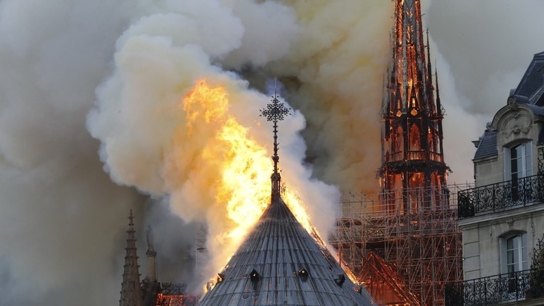 Vụ cháy Nhà thờ Đức Bà Paris buộc Tổng thống Pháp phải hủy bỏ cuộc họp báo nhằm đối phó với phong trào Áo vàng như đã lên kế hoạch