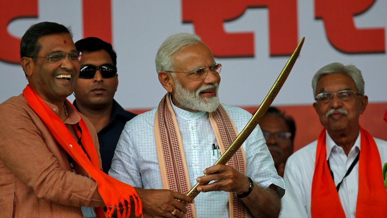 Thủ tướng Ấn Độ Narenda Modi cầm thanh bảo kiếm trong buổi vận động tranh cử