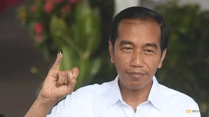 Tổng thống Indonesia Joko Widodo giơ ngón tay in mực sau khi bỏ phiếu tại thủ đô Jakarta