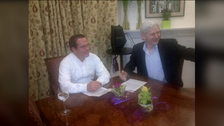 Cựu Ngoại trưởng Ecuador Patino (trái) cùng ông Julian Assange trong một buổi gặp mặt