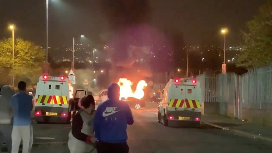 Xe cấp cứu bị những kẻ bạo loạn đốt cháy trong cuộc bạo động