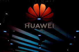 Logo của Huawei trong một cuộc triển lãm tại Thượng Hải. 'Gã khổng lồ' công nghệ Trung Quốc hiện đang 'nằm trong tầm ngắm' của tình báo Mỹ