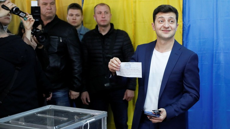 Ứng viên Volodymyr Zelensky tham gia bỏ phiếu bầu cử Tổng thống Ukraine