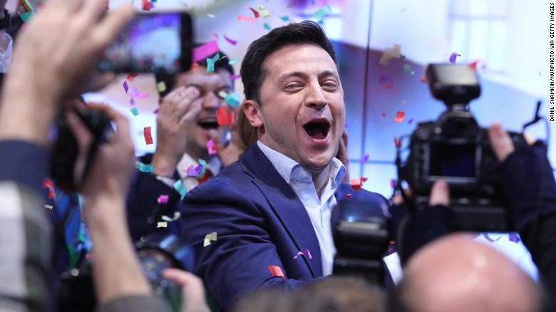 Ứng viên Volodymyr Zelensky ăn mừng chiến thắng trong cuộc bầu cử Tổng thống Ukraine vào chủ nhật vừa rồi