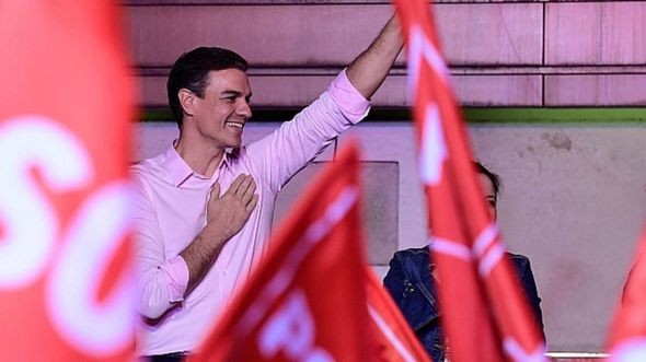 Thủ tướng Tây Ban Nha Pedro Sanchez tuyên bố chiến thắng trong cuộc bầu cử trước đám đông người ủng hộ