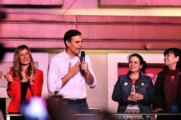 Thủ tướng Tây Ban Nha Pedro Sanchez của Đảng Công nhân XHCN (PSOE) phát biểu trước đám đông cử tri ủng hộ sau khi giành chiến thắng trong cuộc bầu cử vừa qua