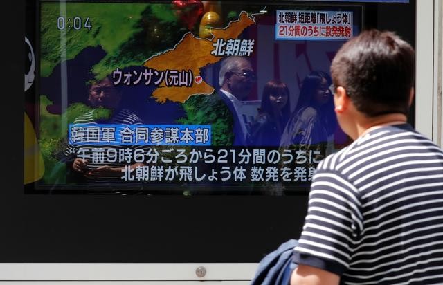 Người dân Nhật Bản theo dõi thông tin về vụ thử tên lửa của Triều Tiên