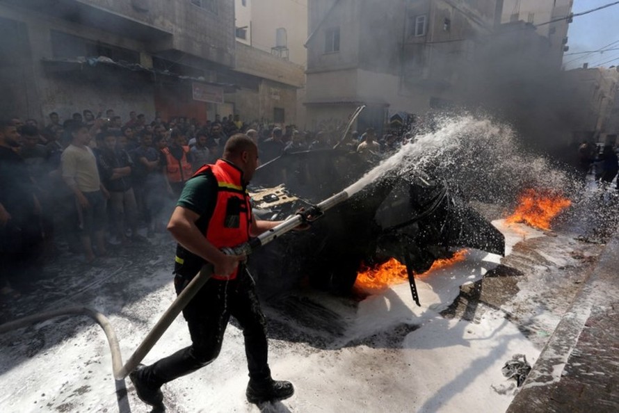 Lực lượng phòng vệ dân sự dải Gaza (Palestine) tham gia khắc phục hậu quả sau loạt vụ không kích của Israel