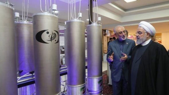 Mỹ đã liên tục trừng phạt, gây sức ép lên Iran trong nhiều năm qua bởi chương trình hạt nhân của Iran bị coi là nguy cơ đe dọa đối với Mỹ
