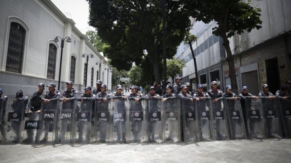 Các nghị sĩ bị lực lượng an ninh ngăn không cho vào tòa nhà Quốc hội Venezuela