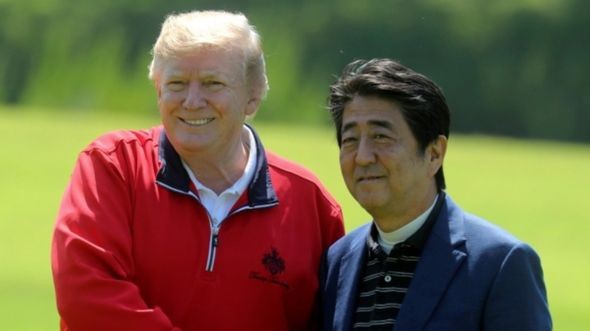 Tổng thống Donald Trump (trái) bên cạnh Thủ tướng Nhật Bản Shinzo Abe - quốc gia đồng minh lâu năm của Mỹ