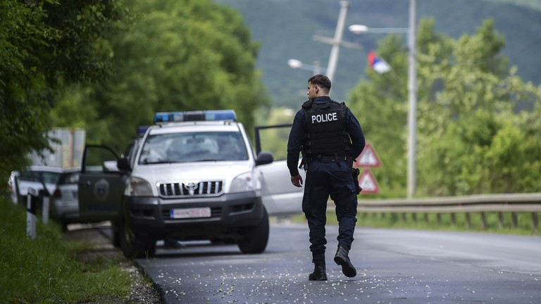 Một cảnh sát đặc nhiệm Kosovo tại khu vực gần làng Cabra, thị trấn Mitrovica, nơi có cộng đồng người Serbia đông đảo tại Kosovo