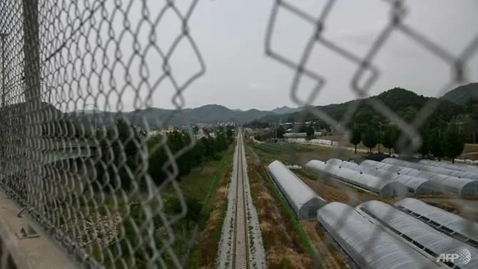 Hàn Quốc lo ngại dịch tả lợn bùng nổ ở Triều Tiên sẽ lan nhanh qua khu vực phi quân sự, gây tổn hại không nhỏ đến ngành công nghiệp chăn nuôi trị giá hàng tỷ USD của nước này