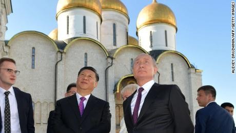 Tổng thống Nga Vladimir Putin và Chủ tịch Trung Quốc Tập Cận Bình đã cùng nhau tham quan Điện Kremlin, trong khuôn khổ cuộc gặp giữa hai nhà lãnh đạo