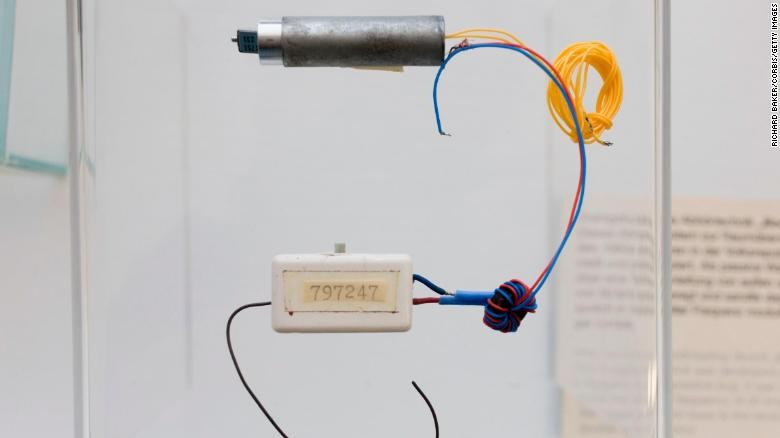 Một thiết bị do thám được trưng bày ở Bảo tàng Stasi, Berlin. Ngày nay, việc nắm bắt và bảo vệ những thông tin riêng tư, bí mật đã ngày càng trở nên tinh vi và đa dạng hơn