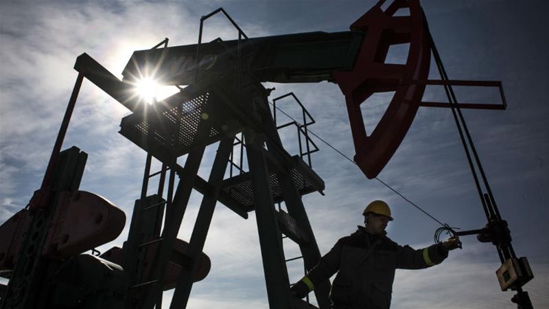 Mỹ đang khai thác dầu mỏ một cách cầm chừng, trong khi Nga và Saudi Arabia đã đồng ý cắt giảm sản lượng khai thác dầu