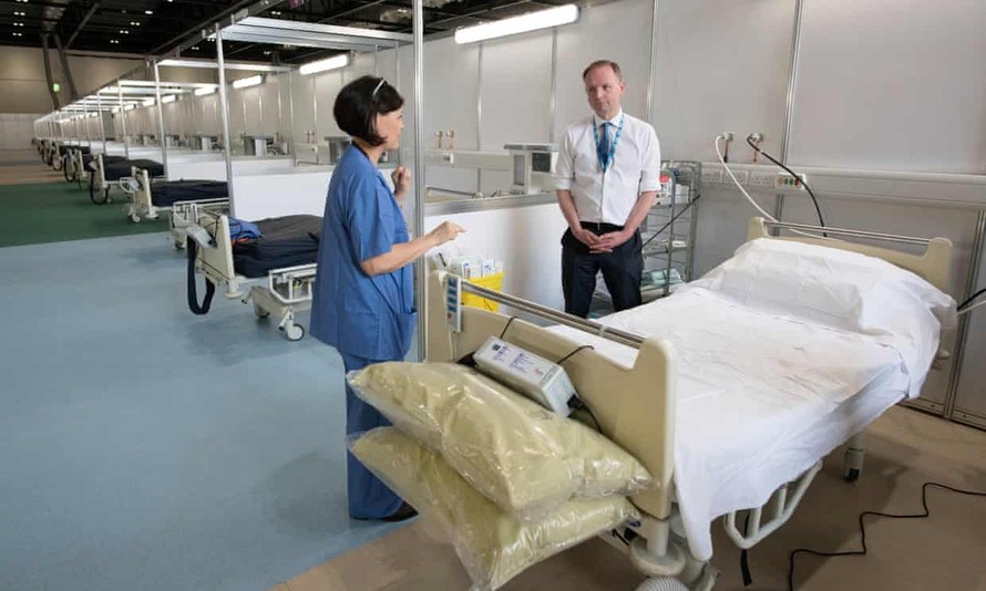 Ngài Simon Stevens, CEO của NHS England tại bệnh viện Nightingale. Ảnh:AFP/Getty Images.
