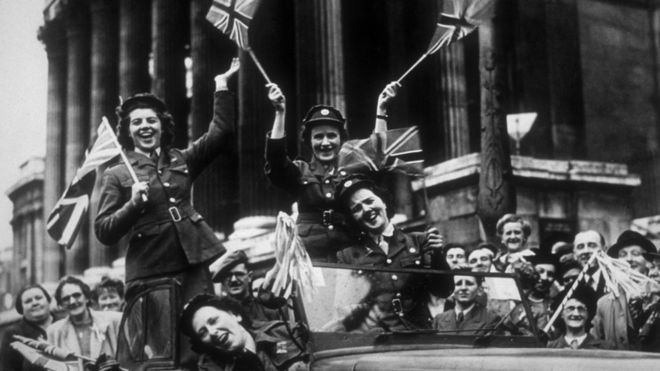 Người dân Anh ăn mừng chiến thắng cách đây 75 năm. Ảnh: Getty Images.