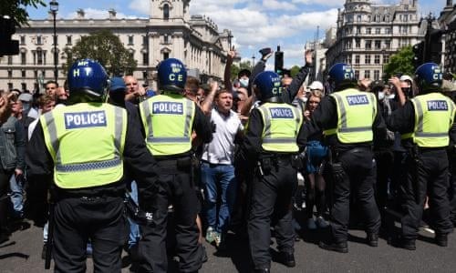 Anh cân nhắc cấm các cuộc biểu tình sau khi hàng chục cảnh sát bị thương. Ảnh: The Guardian