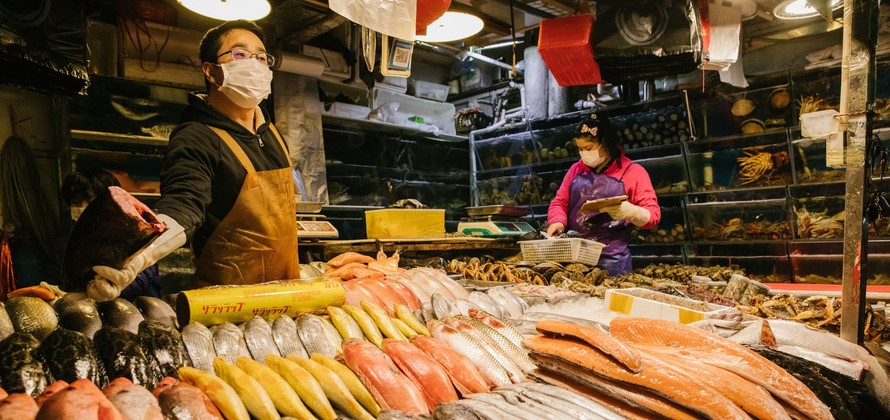 Một người bán hải sản mời chào khách hàng ở chợ Sanyuanli, Bắc Kinh vào tháng Hai (Ảnh: Global Times)