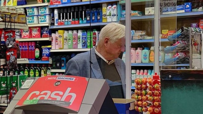 Bố của thủ tướng Anh bị bắt gặp không đeo khẩu trang khi đi mua sắm. Ảnh: Goffphotos.com