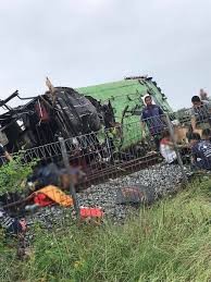 Thái Lan: Xe buýt va chạm tàu hỏa, ít nhất 20 người tử vong