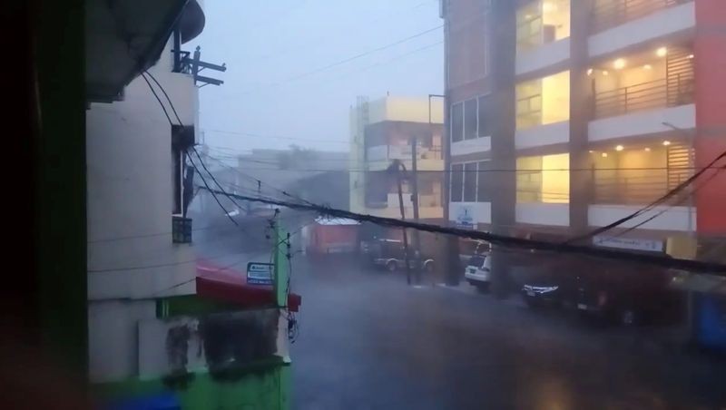 Mưa lớn do siêu bão Goni (Ảnh: Reuters)