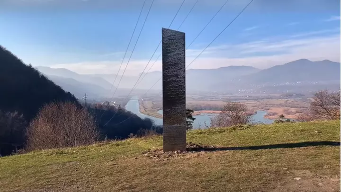 Cột kim loại bí ẩn xuất hiện ở Romania