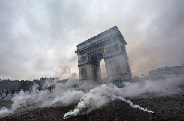 Bạo động chuyển hóa thành bạo lực ở Paris