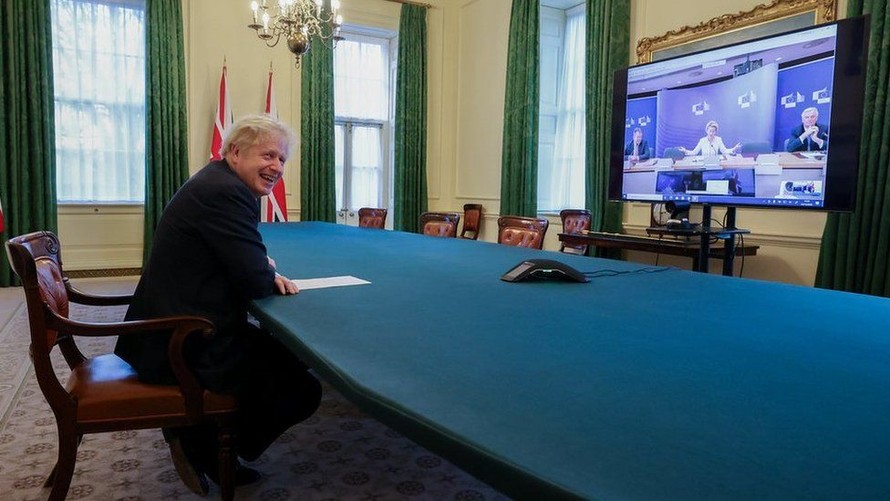 Thủ tướng Anh Boris Johnson trong một buổi trao đổi trực tuyến với các lãnh đạo cấp cao bên phía EU. Ảnh: Phố Downing.