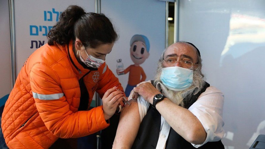 Một người dân Israel được tiêm chủng vắc-xin COVID-19. Ảnh: EPA.