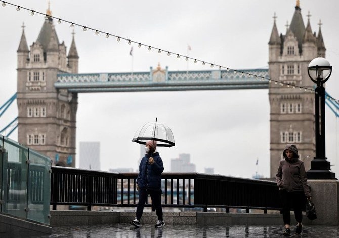 Người đi bộ dọc theo bờ kè gần Cầu Tháp ở thủ đô London trong những ngày đầu năm 2021 (Ảnh minh họa-AFP).