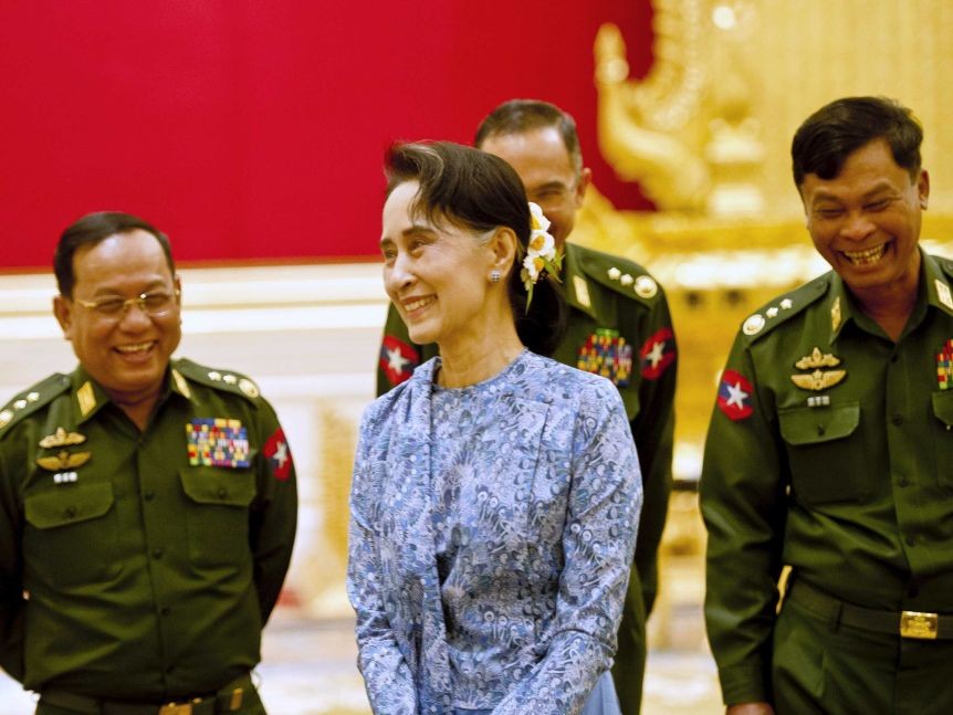 Cố vấn Suu Kyi trong một buổi nói chuyện với lực lượng quân đội. Ảnh: ABC.