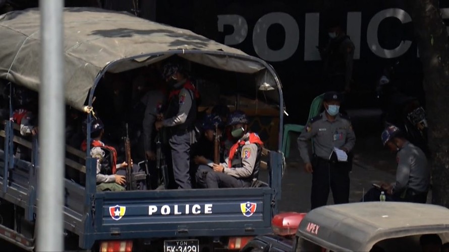 Một chiếc xe chở lực lượng an ninh đi tuần tra tại thành phố Yangon. Ảnh: BBC.