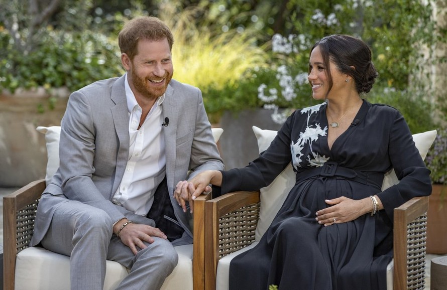 Hoàng tử Harry và vợ trong cuộc phỏng vấn ngày 7/3 (Ảnh: AP)