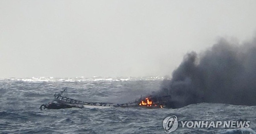Cận cảnh Tàu Daesung - ho bị cháy khiến 6 thuyền viên Việt tử vong. Ảnh: Yonhap. 