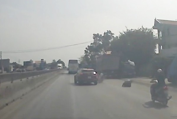 Công an Thanh Hoá xử lý tài xế ô tô lạng lách húc văng xe máy bỏ trốn