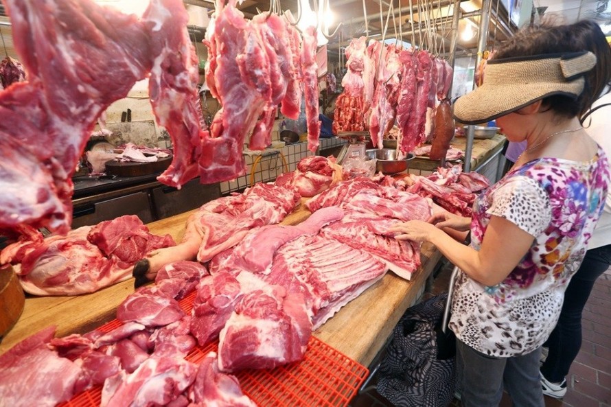 Người dân cần thay đổi thói quen chỉ tập trung ăn thịt lợn mà chuyển sang các loại thịt khác để phù hợp với tập quán quốc tế, và điều kiện chăn nuôi hiện nay