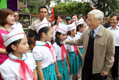 Tổng bí thư, Chủ tịch nước Nguyễn Phú Trọng với thiếu nhi xóm Thanh Xuyên 4, Trung Thành, Thái Nguyên