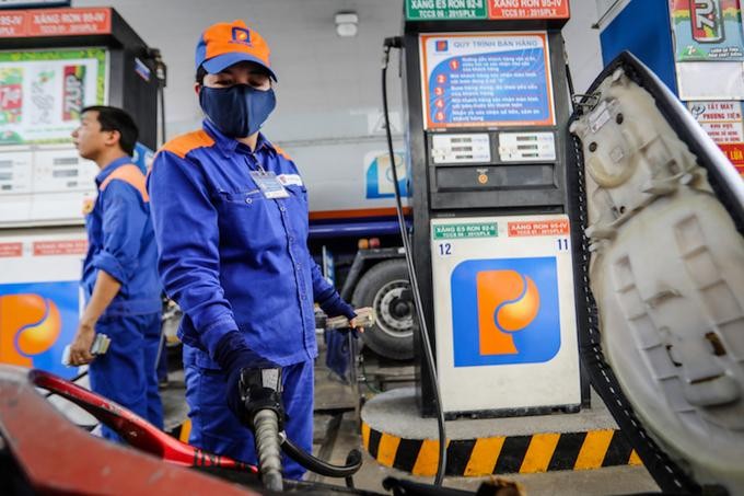 Giá xăng dầu đồng loạt giảm mạnh, RON95 xuống còn 23.902 đồng/lít