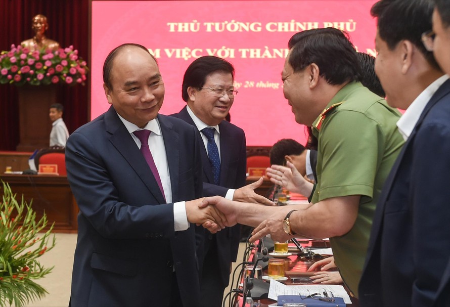 Thủ tướng Nguyễn Xuân Phúc, Phó Thủ tướng Trịnh Đình Dũng làm việc với lãnh đạo TP Hà Nội. Ảnh: VGP