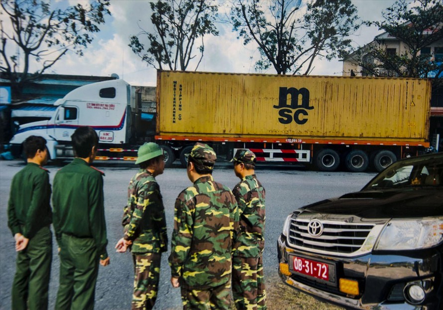 Lực lượng đặc nhiệm BĐBP chặn bắt container buôn lậu của hai Công ty Sunset và Thiên Phú Thành Phát trước cổng cảng Tiên Sa. Ảnh: Văn Chương
