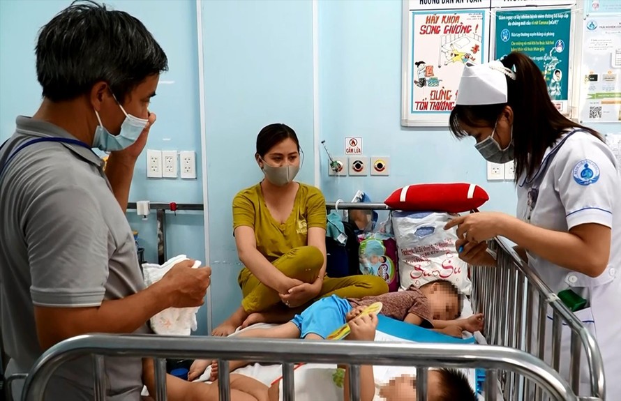 Trẻ mắc chân tay miệng đang được điều trị ở Bệnh viện Nhi đồng 1 TPHCM