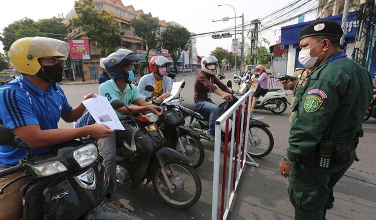 Hàng rào phong tỏa đã được dựng lên nhiều nơi ở thủ đô Phnom Penh, Campuchia
