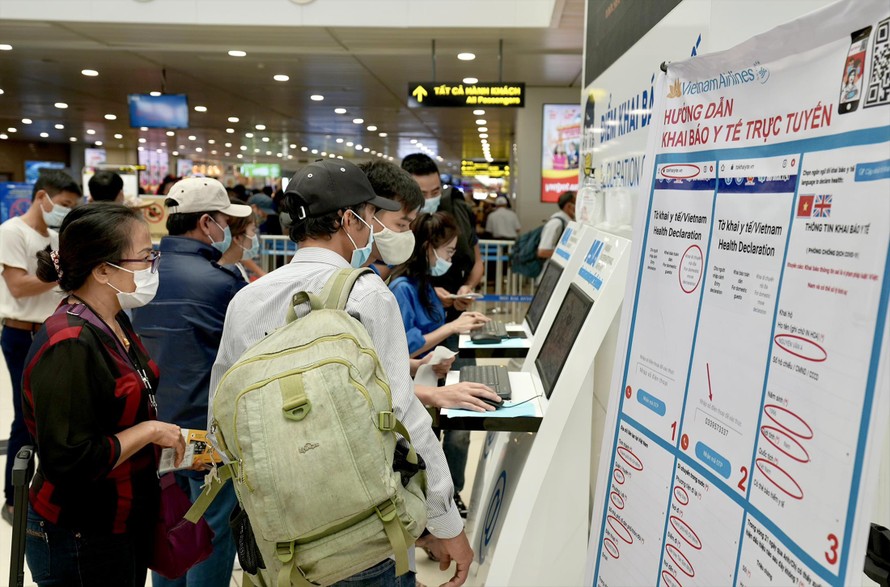 Cảng hàng không quốc tế Nội Bài (Hà Nội) trang bị máy tính tại sảnh nhà ga phục vụ hành khách khai báo y tế điện tử