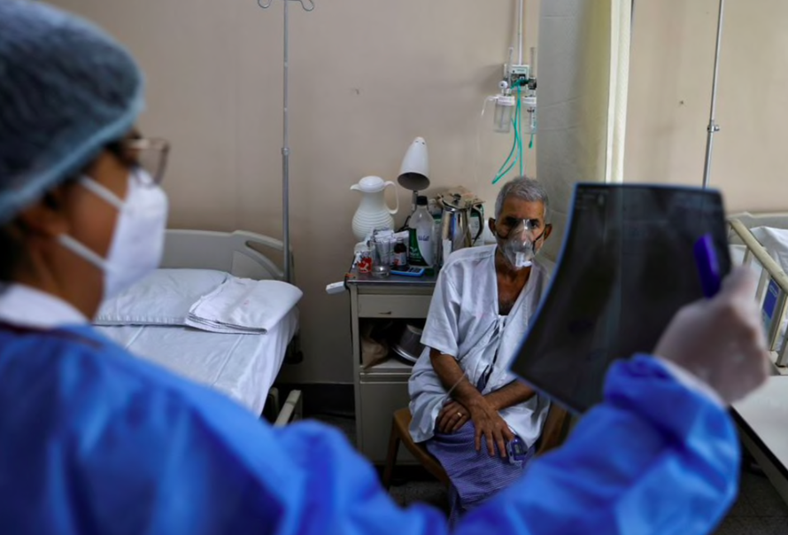 Một bác sĩ chụp X-quang cho bệnh nhân COVID-19 tại bệnh viện ở New Delhi ngày 1/5. Ảnh: Reuters