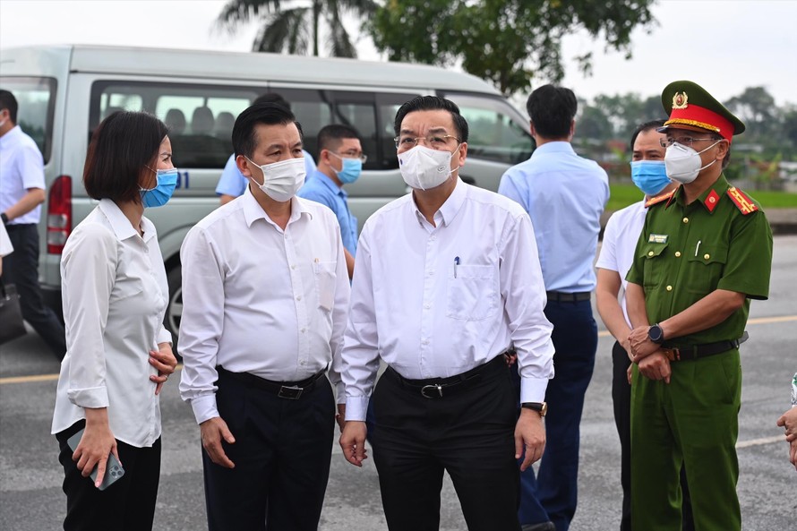 Chủ tịch UBND thành phố Hà Nội Chu Ngọc Anh kiểm tra công tác phòng, chống dịch COVID-19 tại Bệnh viện Bệnh Nhiệt đới cơ sở Kim Chung (Đông Anh, Hà Nội). Ảnh: Như Ý